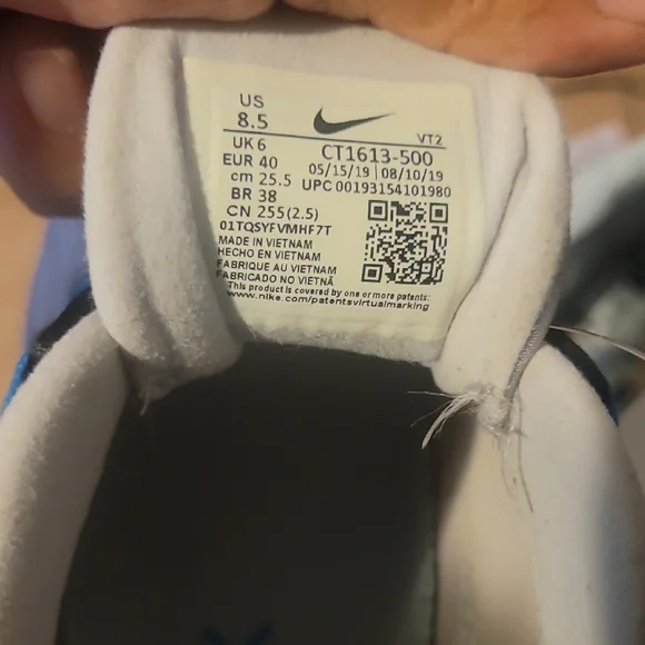 Nike Sneakers with Blue and Black Details - Picture 2 of 8